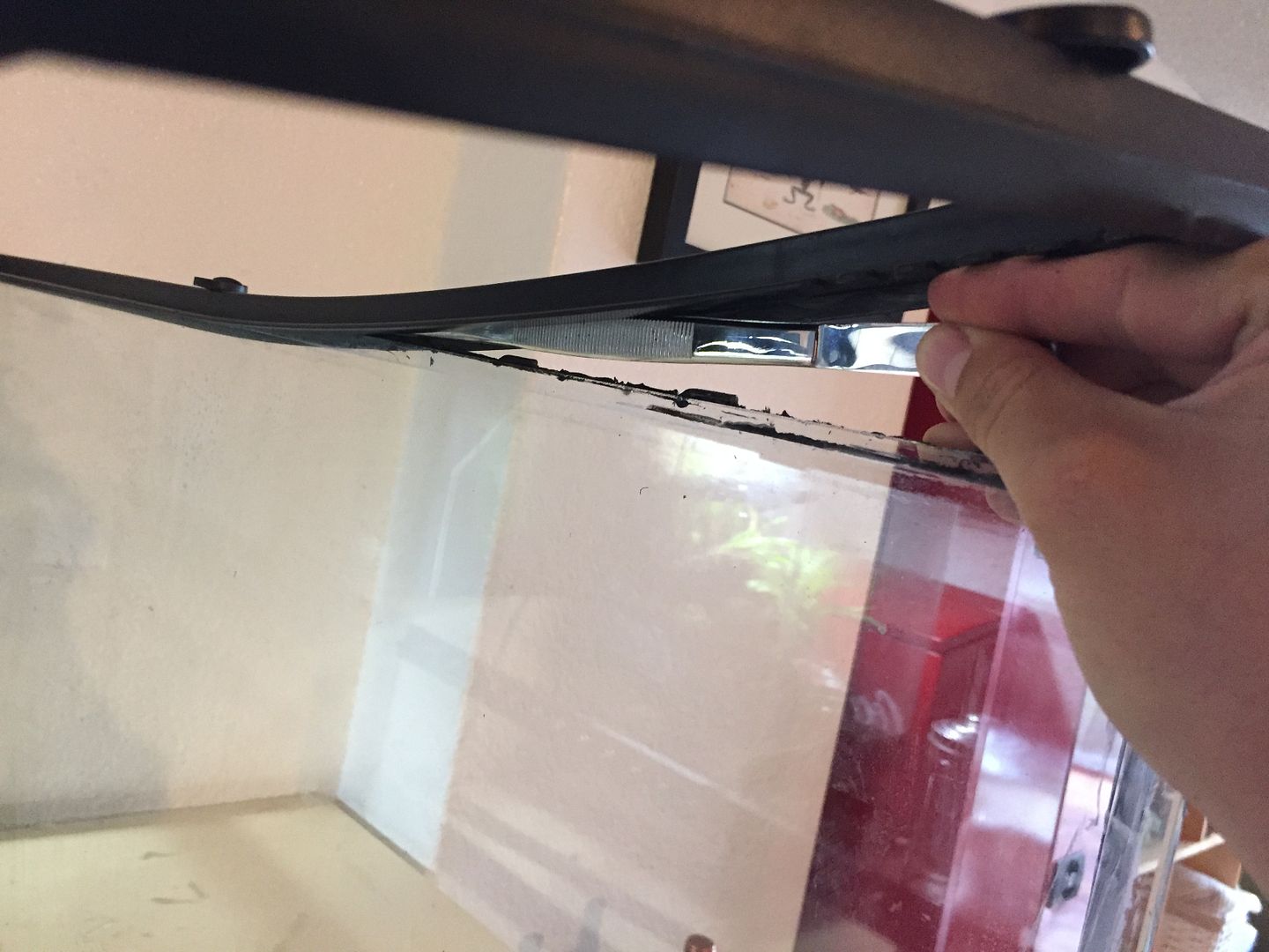 How to dismantle/fix broken glass on Exo Terra terrarium Dendroboard